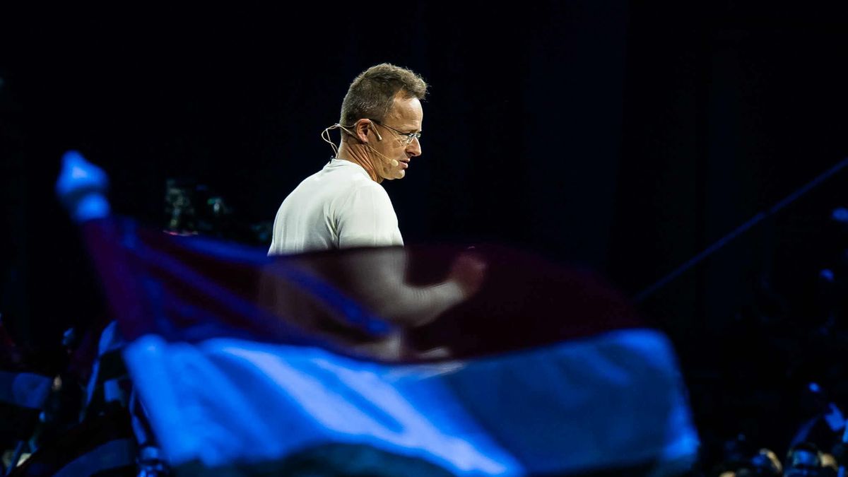 Szijjártó Péter: Nem engedjük, hogy a magyar emberek dupla rezsit fizessenek!