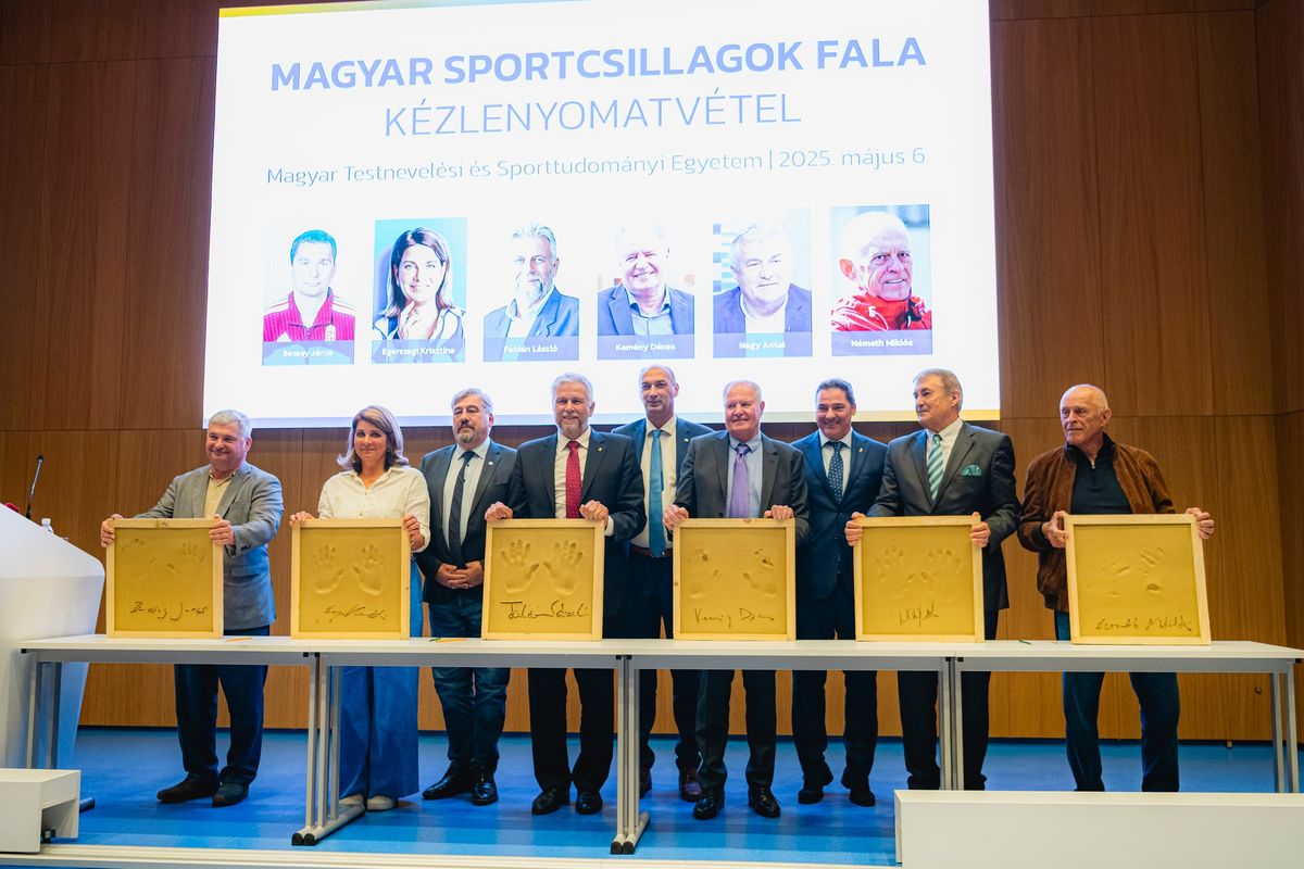 Egerszegi Krisztina (balról a második) öt másik kiválósággal örökítette meg a kézlenyomatát a Testnevelési Egyetemen