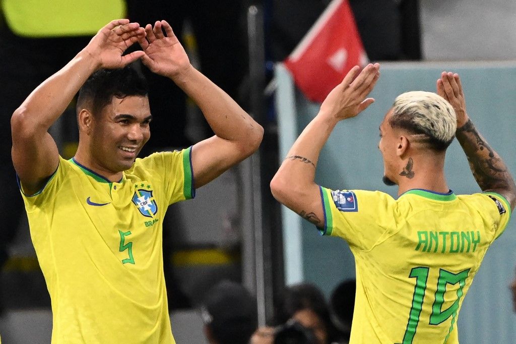 brazil válogatott, Casemiro, Antony, keret, vb-selejtező, Carlo Ancelotti, Brazil's midfielder #05 Casemiro (L) celebrates with Brazil's forward #19 Antony after he scored his team's first goal during the Qatar 2022 World Cup Group G football match between Brazil and Switzerland at Stadium 974 in Doha on November 28, 2022. (Photo by Fabrice COFFRINI / AFP)