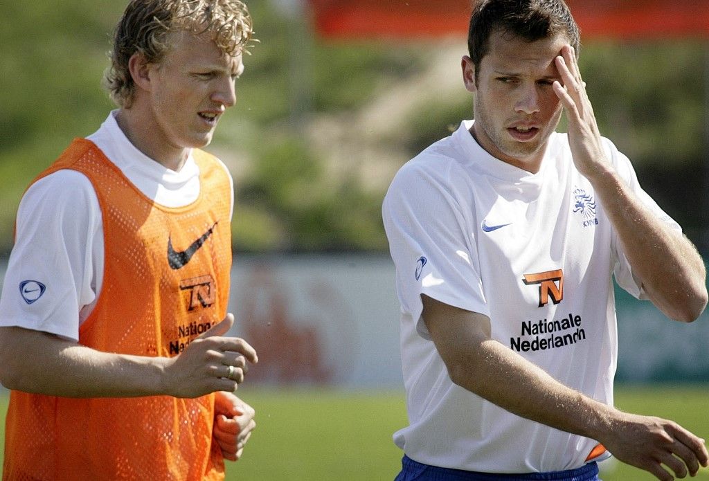 Liverpool, Dirk Kuyt, holland, válogatott, John Heitinga, Dutch striker Dirk Kuyt (L) and Ajax player Johnny Heitinga (R) train during the second day of a four day training session with the Dutch national team in Katwijk, 10 May 2006. Heitinga was not on the provisional list of players which Dutch coach Van Basten presented last month but was added at a later moment and will have to prove his quality. Van Basten will present 15 May his final list of players for the World Cup in Germany. AFP PHOTO MAARTJE BLIJDENSTEIN (Photo by MAARTJE BLIJDENSTEIN / AFP), Szoboszlai Dominik, edző, Arne Slot