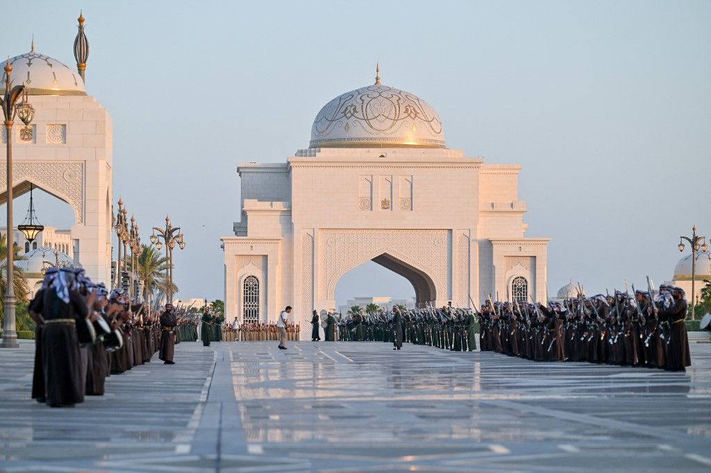 Donald Trump amerikai elnököt hivatalos ceremóniával fogadja Mohammed bin Zayed Al Nahyan, az Egyesült Arab Emírségek elnöke a Qasr Al Watan elnöki palotában az Egyesült Arab Emírségekben 2025. május 15-én, közel-keleti körútjának harmadik állomásán.