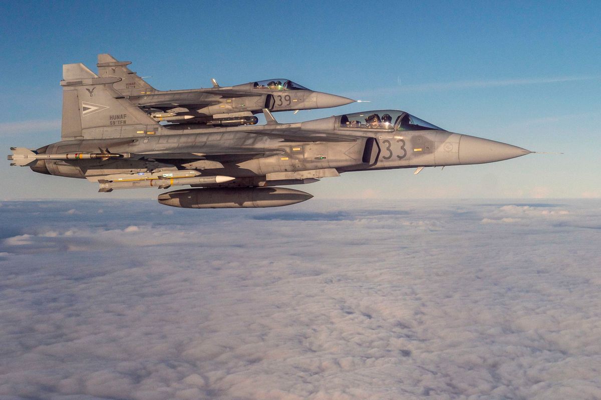 Litvánia, 2022. szeptember 21.
A Magyar Honvédség JAS 39 Gripen típusú vadászrepülőgépei gyakorló elfogást hajtanak végre Litvánia légterében 2022. szeptember 21-én. A magyar kontingens harmadik alkalommal védi a balti országok légterét.
MTI/Ujvári Sándor