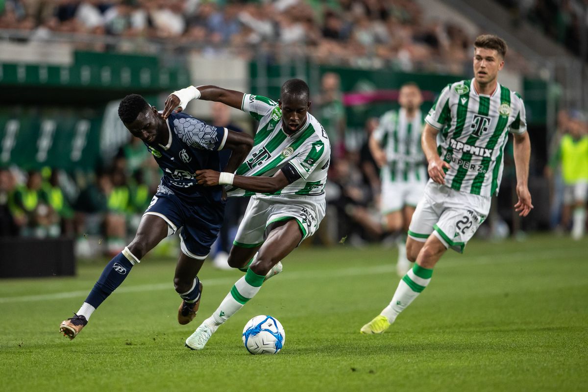 Colley és Cissé párharca után az FTC védője kapott sárgát, a háttérben figyelő Szalai Gábor öngóljával később vezetést szerzett a Puskás Akadémia