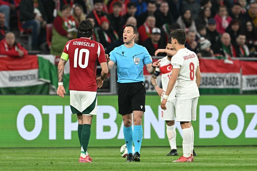 Szoboszlai Dominik és Arda Güler vitája a magyar-török meccsen.