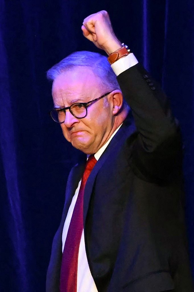 Anthony Albanese ausztrál miniszterelnök a színpadra lép, miután megnyerte az általános választásokat a Munkáspárt választási estélyén Sydneyben, 2025. május 3-án.
