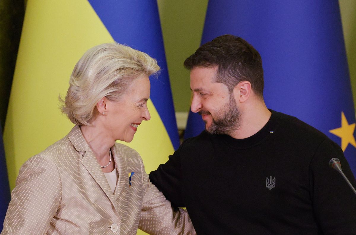 Kijev, 2023. november 4.
Ursula von der Leyen, az Európai Bizottság elnöke és Volodimir Zelenszkij ukrán elnök a kijevi megbeszéléseit követő sajtóértekezleten 2023. november 4-én, az Ukrajna elleni orosz háború alatt.
MTI/EPA/Szerhij Dolzsenko
