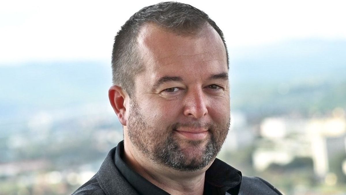 Mi nem kék-sárga pólóban járunk, hanem piros-fehérben, mondta a miskolci alpolgármester a Harcosok Klubjában + videó