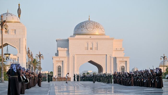 Donald Trump amerikai elnököt hivatalos ceremóniával fogadja Mohammed bin Zayed Al Nahyan, az Egyesült Arab Emírségek elnöke a Qasr Al Watan elnöki palotában az Egyesült Arab Emírségekben 2025. május 15-én, közel-keleti körútjának harmadik állomásán.