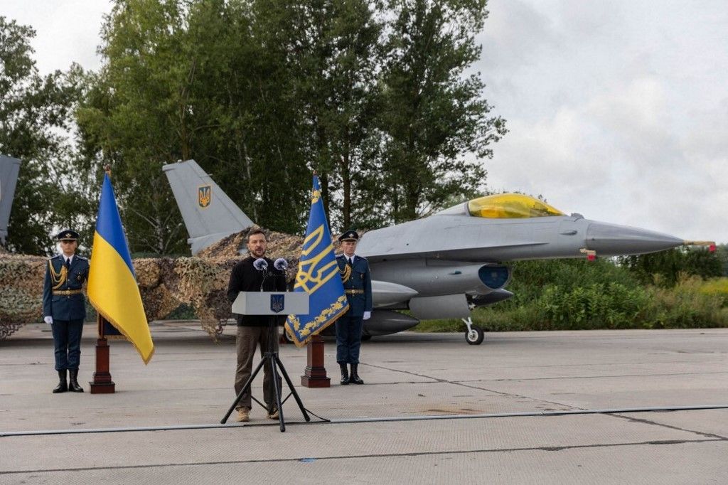 Az ukrán elnök mond beszédet, amikor az első F-16-os gépek megérkeztek Ukrajnába