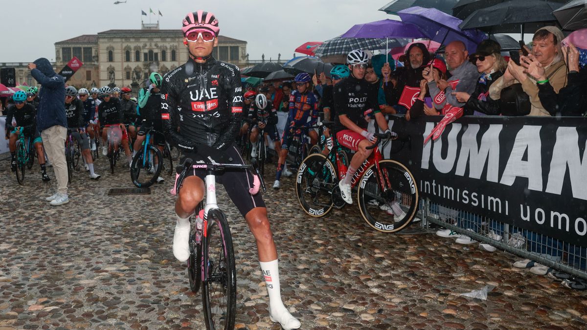 Sokkoló bukás: szaltó az esőben a Giro d’Italia teljes mezőnye előtt + videó