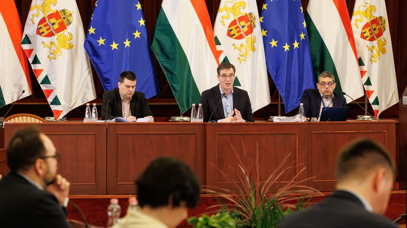 20250226 Budapest
Fővárosi Közgyűlés
fotó: Hatlaczki Balázs (HB)
Pesti Srácok
képen: Kiss Ambrus, a Főpolgármesteri Hivatal főigazgatója, Karácsony Gergely főpolgármester, Számadó Tamás főjegyző

Borítókép: Kiss Ambrus, a Főpolgármesteri Hivatal főigazgat