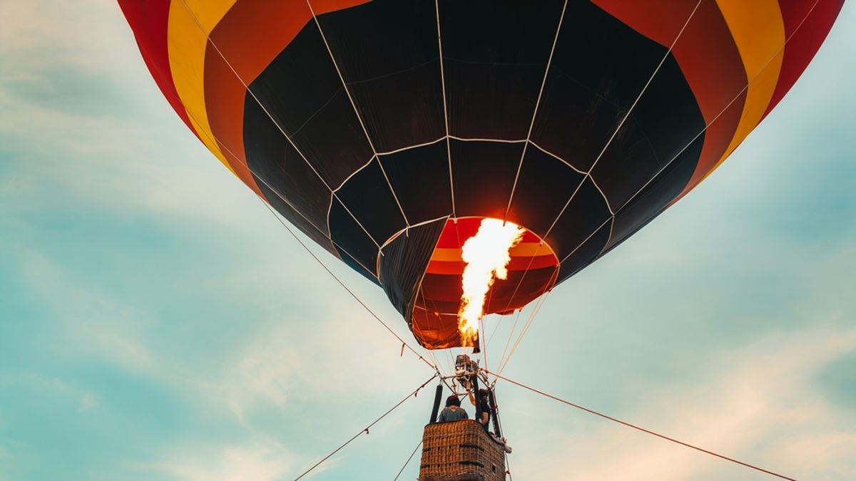 Kizuhant a lángoló hőlégballonból a férfi, miután megmentett két utast + videó