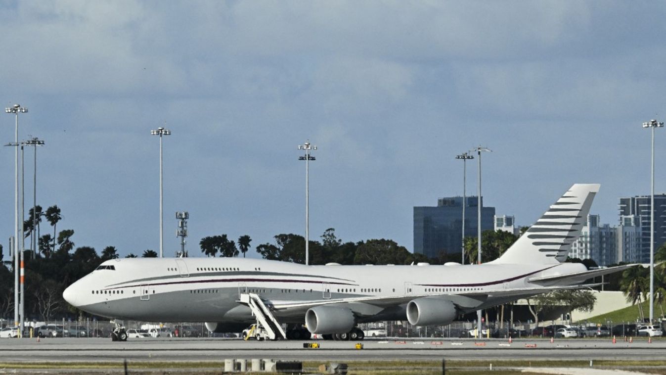 A katari Boeing 747-es a Palm Beach-i nemzetközi repülőtér aszfaltján, miután Donald Trump amerikai elnök 2025. február 15-én körbejárta a repülőgépet (Fotó: AFP)