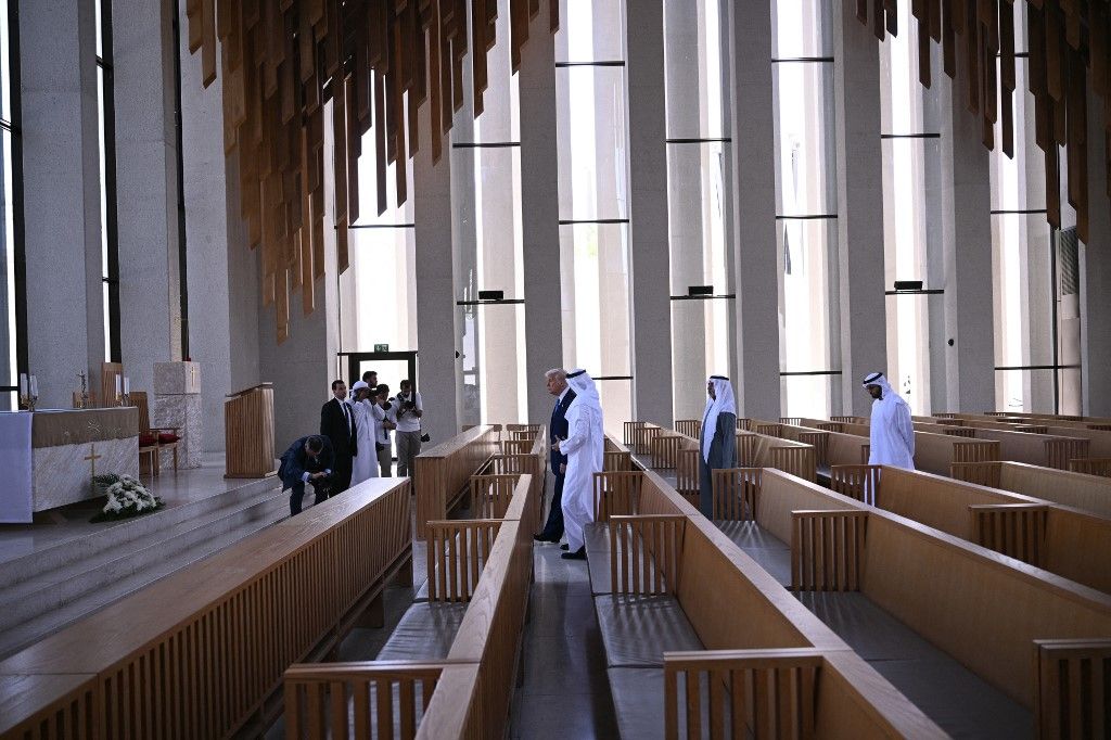 Donald Trump amerikai elnök meglátogat egy templomot Abu-Dzabiban 2025. május 16-án. 