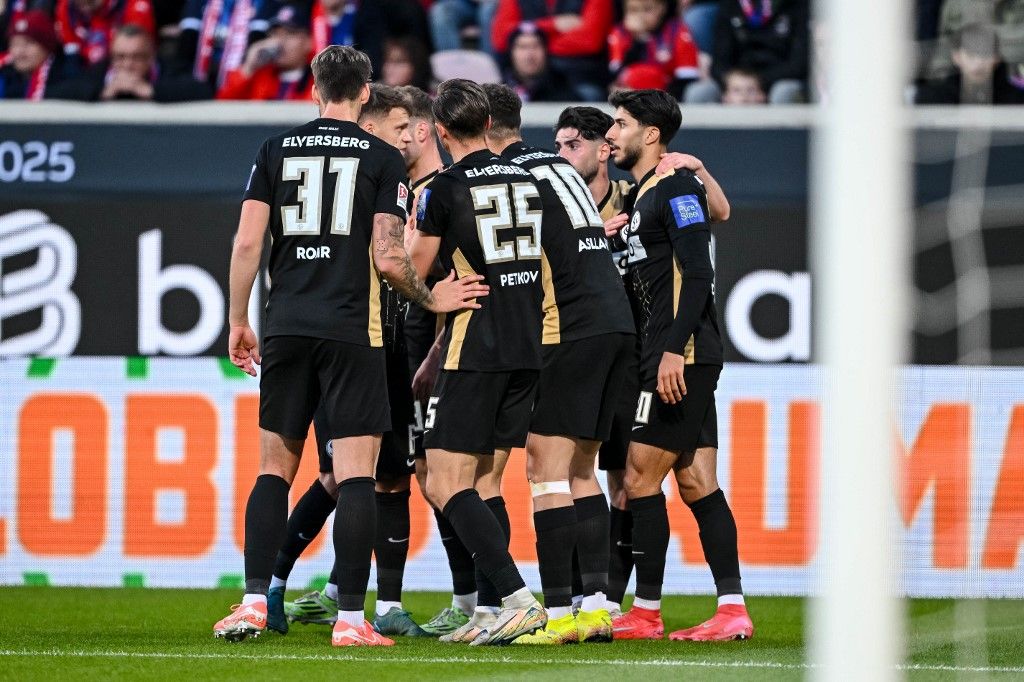 német foci, Elversberg, Bundesliga, osztályozó, Heidenheim, 22 May 2025, Baden-Württemberg, Heidenheim: Soccer: Bundesliga - Relegation, 1. FC Heidenheim - SV Elversberg, Relegation, First leg, Voith-Arena. Elversberg's Lukas Petkov (no. 25) and his team celebrate after the 0:1. Photo: Harry Langer/dpa - IMPORTANT NOTE: In accordance with the regulations of the DFL German Football League and the DFB German Football Association, it is prohibited to utilize or have utilized photographs taken in the stadium and/or of the match in the form of sequential images and/or video-like photo series. (Photo by Harry Langer / DPA / dpa Picture-Alliance via AFP)