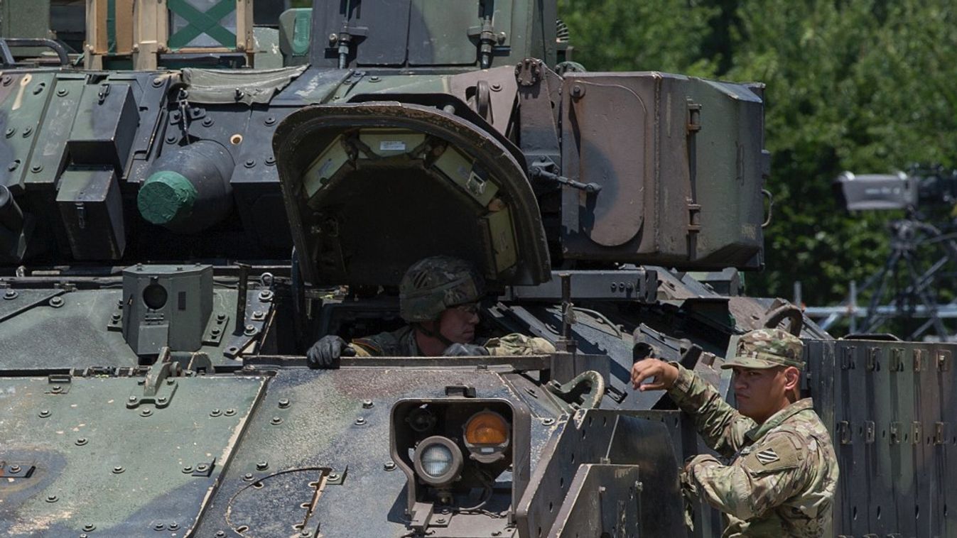 Az amerikai hadsereg tagja (B) egy Bradley harci jármű belsejében látható, amint egy másik taggal beszélget (Fotó: AFP)