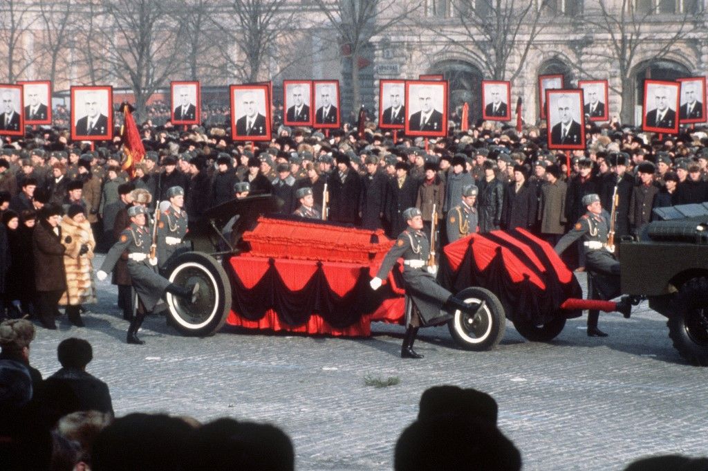 The coffin containing the remains of Yuri Vladimirovich Andropov, former KGB chief and Soviet Premier is pulled trough Moscow streets during his funeral 13 February 1984. Yuri Vladimirovich Andropov (1914-84), was General secretary of the Soviet Communist Party (after Brezhnev's death in 1982) and President of the USSR (1983-4). Before (1967-72), he became head of the Komitet Gasudarstvennoy Bezopasnosti (Committee for State Security, KGB), one of the Soviet Union two police organizations with joint responsibility for internal and external order and security. AFP PHOTO TASS (Photo by TASS / AFP)