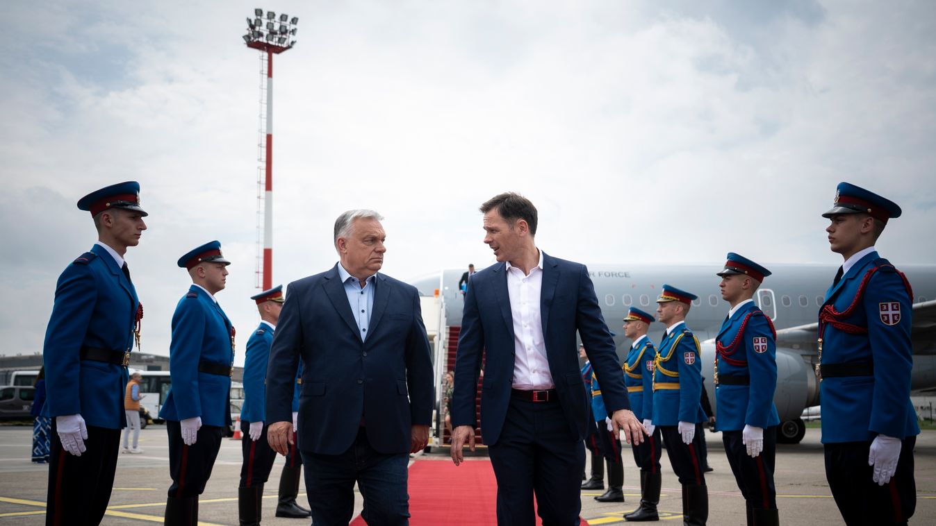 A Miniszterelnöki Kommunikációs Főosztály által közreadott képen Orbán Viktor miniszterelnök (b) megérkezik Belgrádba 2025. május 23-án. A kormányfő Alekszandar Vucsics szerb elnökökkel munkalátogatás keretében tárgyalt a szerb fővárosban (Fotó: MTI/Minis