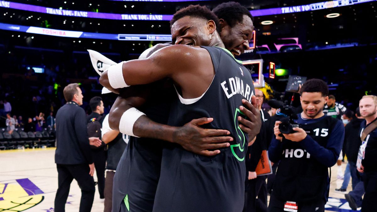 Anthony Edwards épp Julius Randle-t ölelgeti, a Minnesota Timberwolves kiejtette a Lakerst.
