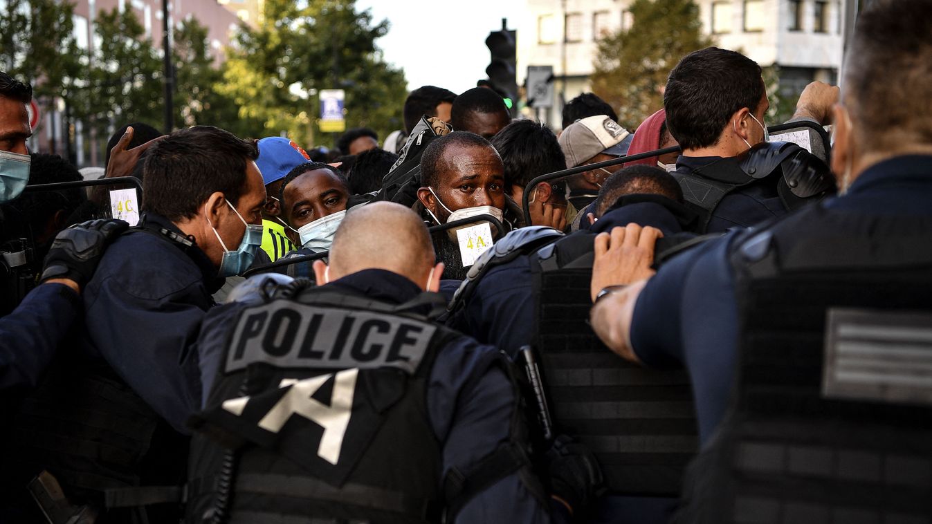 Migránsokat oszlatnak a francia rendőrök az egyik Párizsban kialakult sátortábor felszámolásakor, 2020 júliusában.