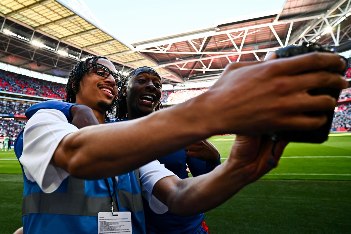 Eberechi Eze a Wembley Stadionban örömködik az FA-kupa megnyerése után