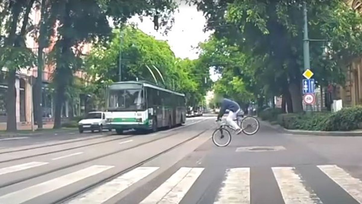 Azt hitte a biciklis, hogy még átfér, de ami történt, arra nem számított