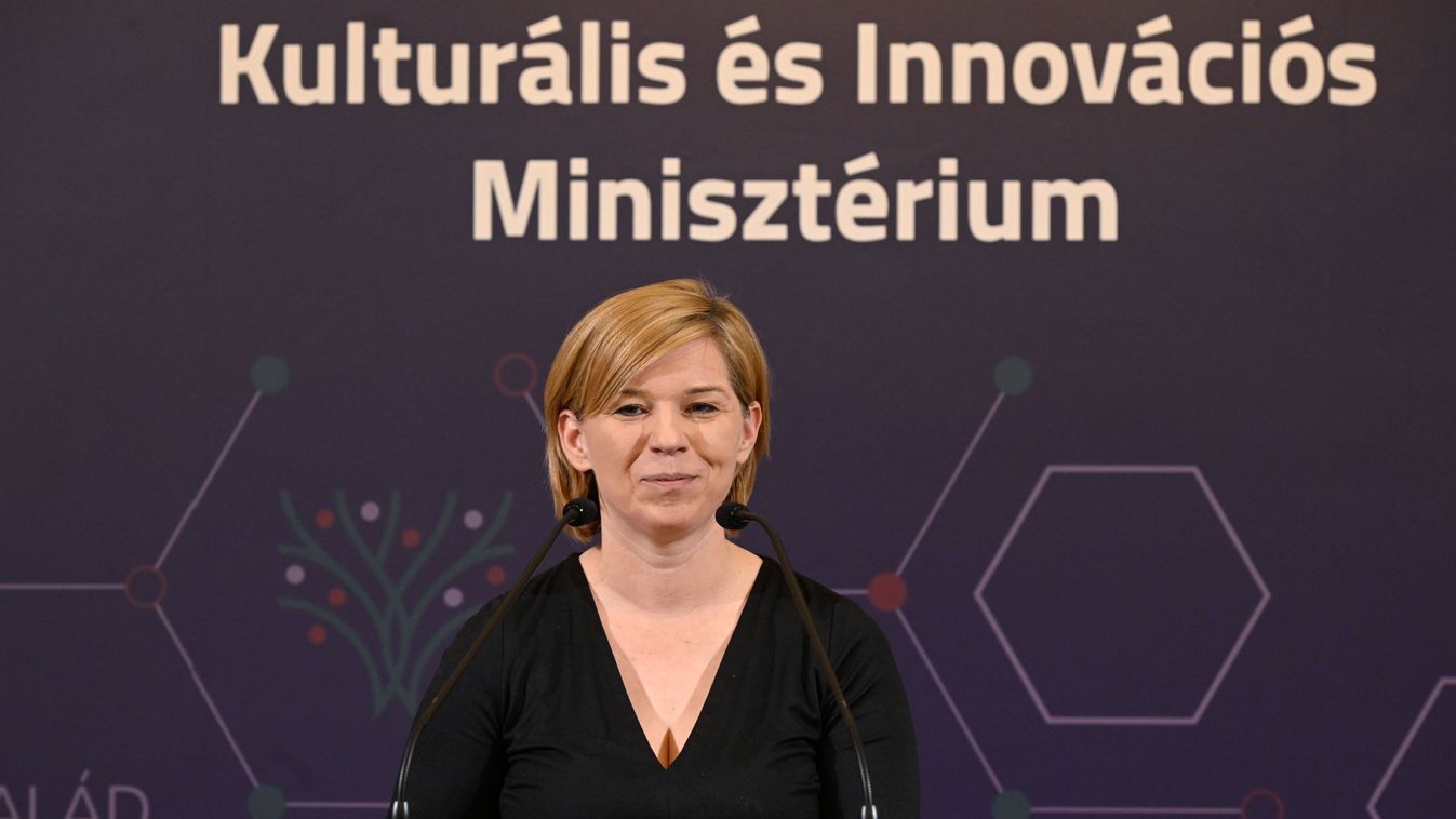 Budapest, 2025. május 23.
Varga-Bajusz Veronika, a Kulturális és Innovációs Minisztérium felsőoktatásért, szak- és felnőttképzésért, fiatalokért felelős államtitkára beszél a Stipendium Peregrinum Ösztöndíjprogram 2025/2026-ös tanévre szóló pályázatát ism