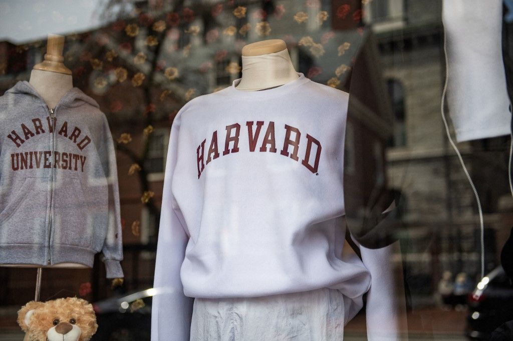 Harvardos pulóverek várnak eladásra egy iskolai üzlet kirakatában a Harvard Egyetem kampuszán (Fotó: AFP)