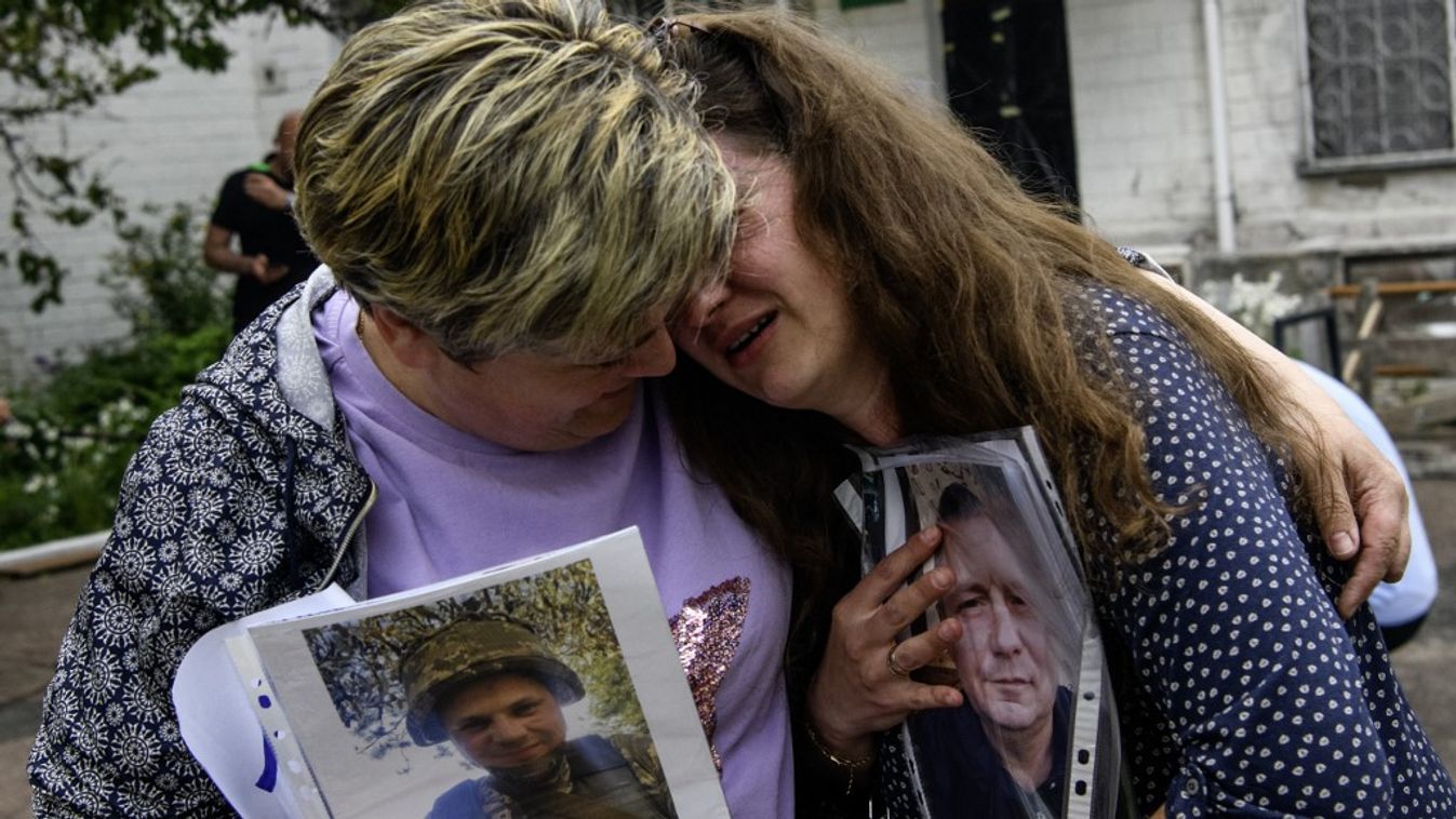 Hadifogságban lévő katonák tértek haza az orosz-ukrán háborúban (Fotó: AFP)