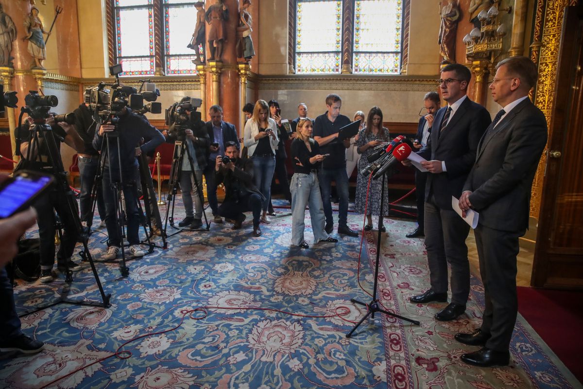 Kocsis Máté, a Fidesz frakcióvezetője és Barthel-Rúzsa Zsolt, a Katonai Nemzetbiztonsági Szolgálat (KNBSZ) irányításáért felelős államtitkár közös sajtótájékoztatót tart a Nemzetbiztonsági Bizottság ülését követően