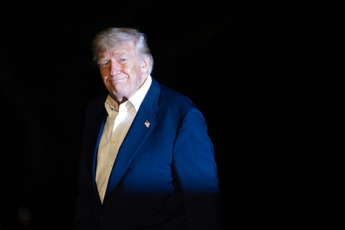Donald Trump nem hagyja annyiban az aláírógép-ügyet