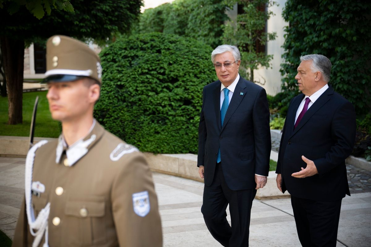 Budapest, 2025. május 20.
A Miniszterelnöki Kommunikációs Főosztály által közreadott képen Orbán Viktor miniszterelnök (j) fogadja Kaszim-Zsomart Tokajev kazah elnököt a Karmelita kolostorban 2025. május 20-án.
MTI/Miniszterelnöki Kommunikációs Főosztály/Benko Vivien Cher