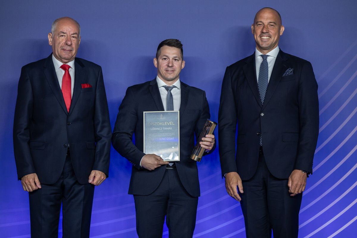 Lőrincz Tamás illusztris társaságban: Sulyok Tamás köztársasági elnök (balra) és Schmidt Ádám sportért felelős államtitkár között