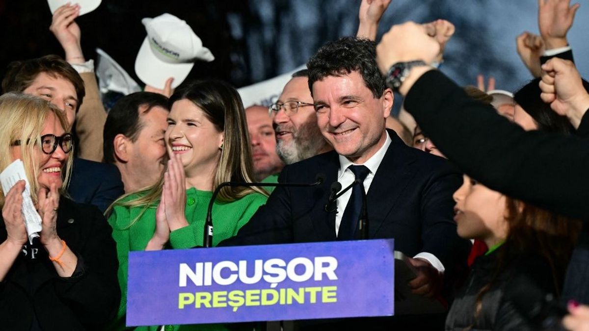 Az exit poll becslések Nicusor Dan független elnökjelölt győzelmét valószínűsítik Romániában