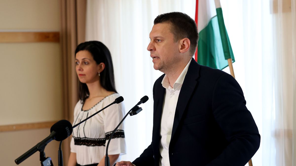 Szikszó, 2025. május 14.
Koncz Zsófia, a Kulturális és Innovációs Minisztérium családokért felelős államtitkára, a térség fideszes országgyűlési képviselője és Menczer Tamás, a fidesz kommunikációs igazgatója a Fidesz és a KDNP országjárása keretében tartott lakossági fórum előtti sajtótájékoztatón Szikszón 2025. május 14-én.
MTI/Vajda János
