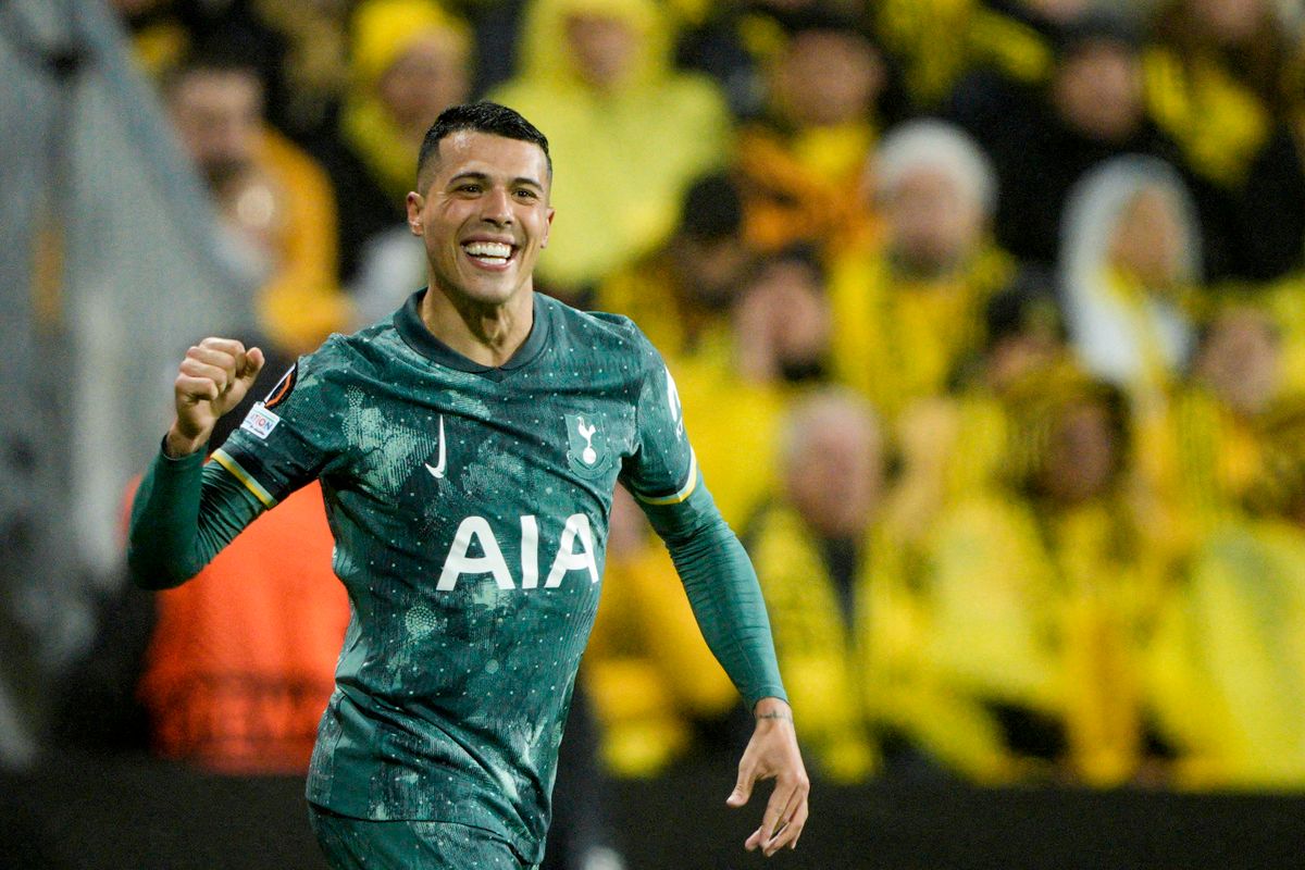 Pedro Porro, a Tottenham spanyol játékosa a gólját ünnpeli a Bodö/Glimt elleni Európa-liga elődöntő-visszavágón. Robbie Keane-t is megihlette