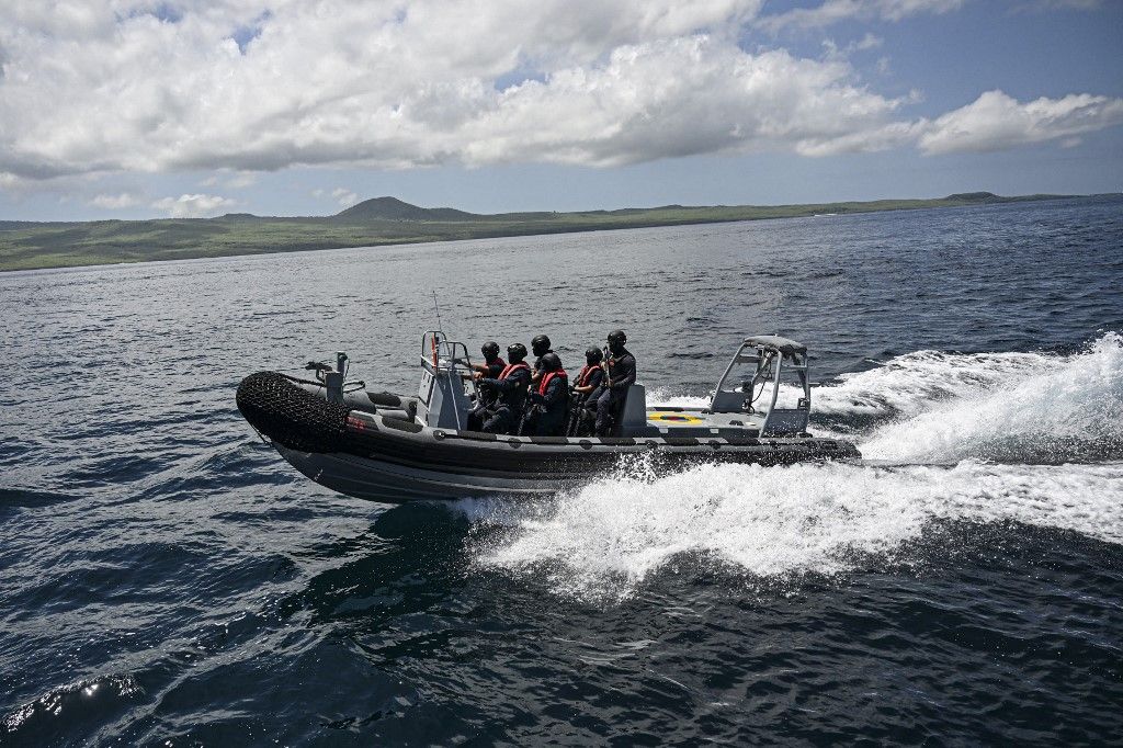 Az ecuadori haditengerészet tagjai gyakorlatra készülnek az Isla Isabela hajó fedélzetén. A tenegeren rekedt halászokat is ki kellett menteniük (Fotó: AFP)
