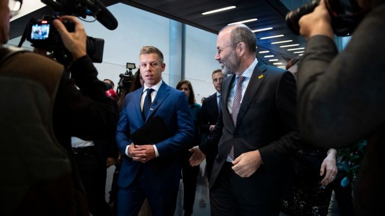 Peter Magyar and Manfred Weber in a joint press conference in the European Parliament (Photo: MTI / Boglarka Bodnar)