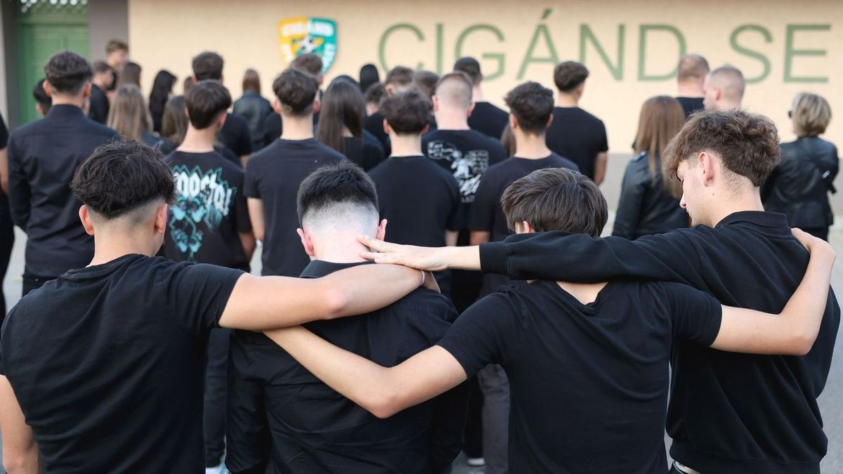 A csapattársak, a Cigánd SE ifjú játékosai róják le kegyeletüket Kiss Máté Bence előtt