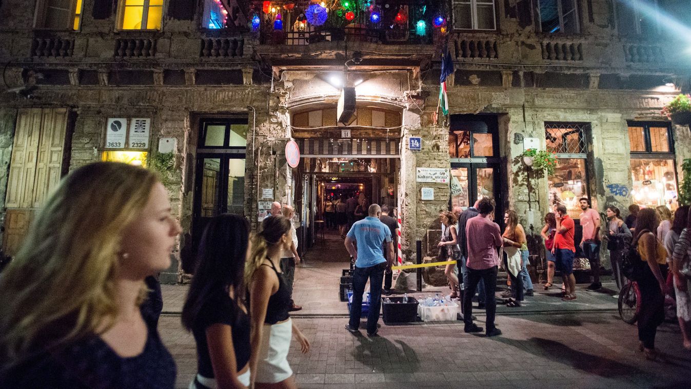 Budapest, 2017. augusztus 30.
A Szimpla romkocsma Budapest bulinegyedként ismert részén a Kazinczy utcában 2017. augusztus 29-én. A környéken lakók a hajnal négy óráig nyitva tartó vendéglátóhelyeken hangoskodók miatt panaszkodnak és várnak megoldást az ö
