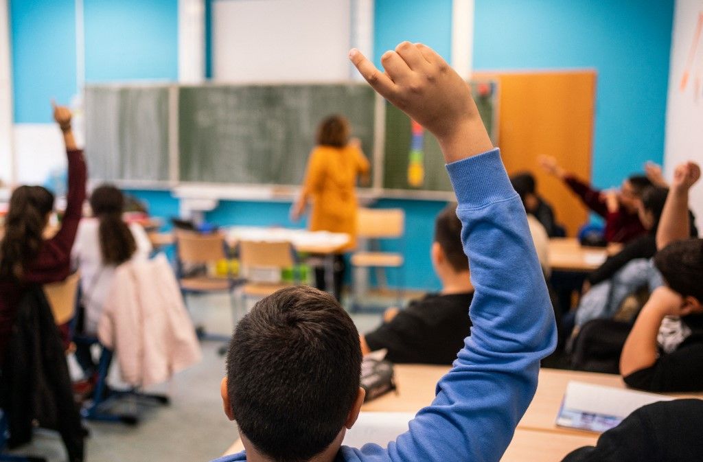 28 October 2019, Hessen, Frankfurt/Main: Students in a seventh grade at the Ernst Reuter School in Frankfurt report to Islam lessons. The state of Hesse has been arguing for months about cooperation with the controversial Turkish mosque association Ditib in Islamic religious education. In order to be prepared for Ditib's withdrawal, the country has been offering the new subject of Islamic instruction since this school year in sole state responsibility for pupils in grade seven. Photo: Frank Rumpenhorst/dpa (Photo by FRANK RUMPENHORST / DPA / dpa Picture-Alliance via AFP)