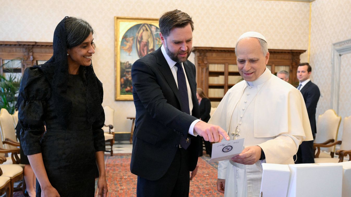 J. D. Vance amerikai alelnök és felesége ajándékot cserél XIV. Leó pápával a vatikáni audiencián
