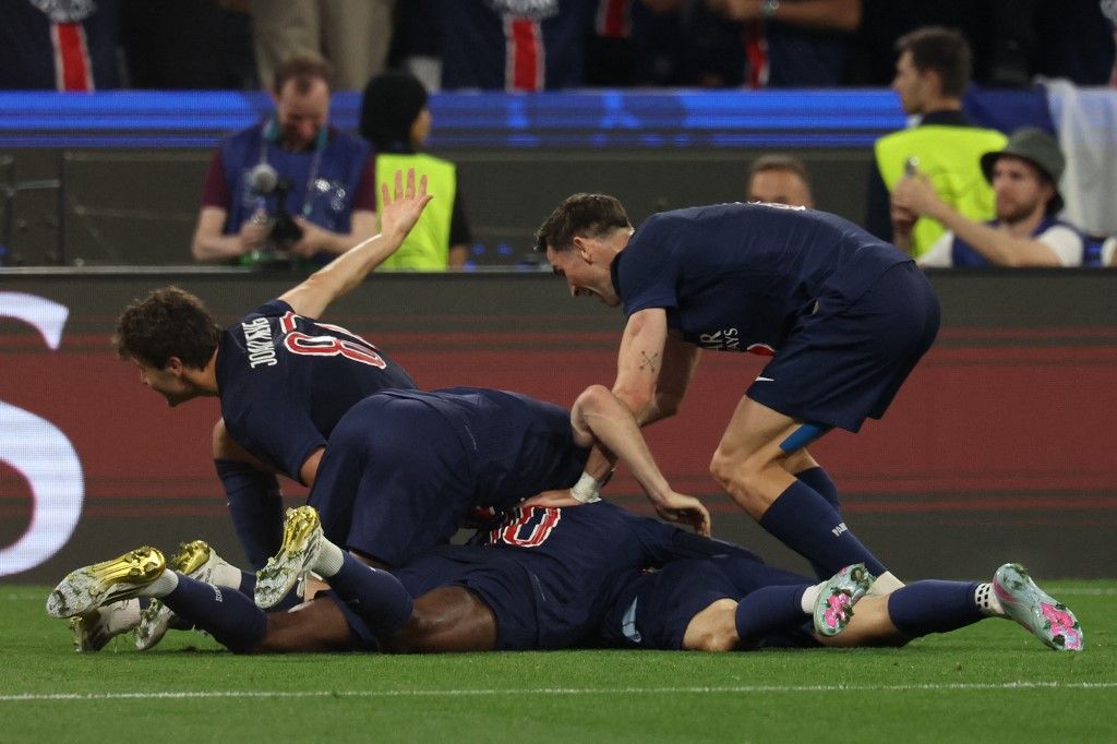 Paris Saint-Germain's players celebrate after scoring their third goal during the UEFA Champions League final football match between Paris Saint-Germain (PSG) and Inter Milan in Munich, southern Germany, on May 31, 2025. (Photo by FRANCK FIFE / AFP)