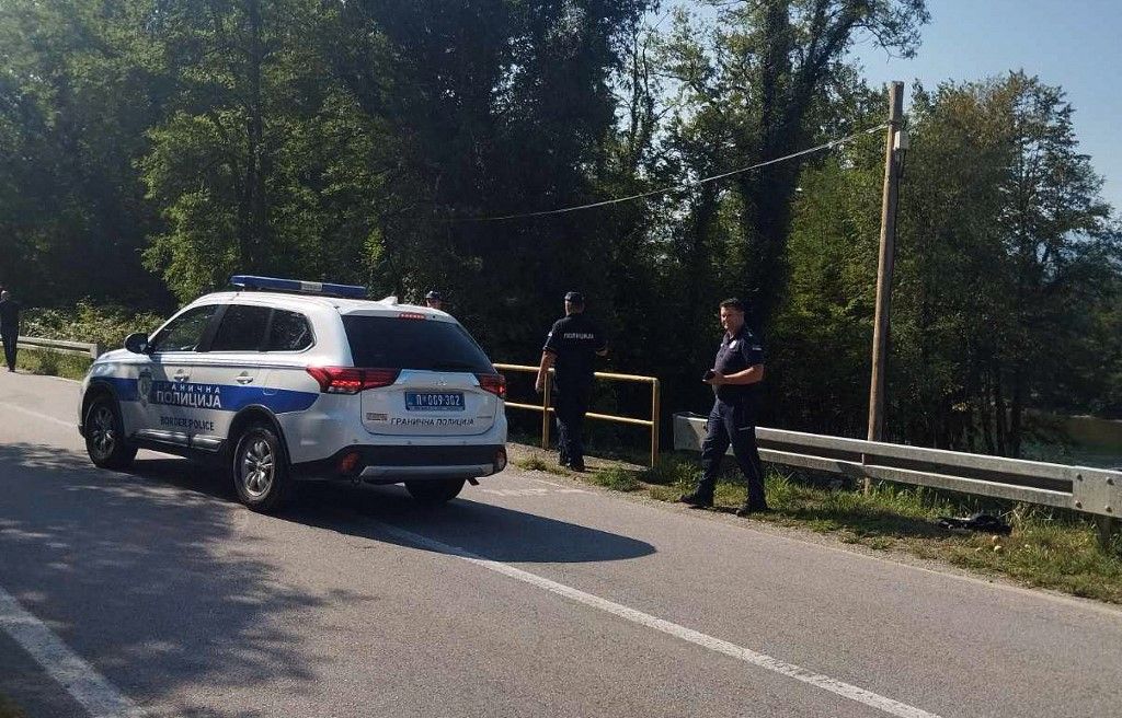This handout photograph made available by the Ministry of Interior of Serbia shows Serbian Police officers searching a bank of the Drina River after a boat carrying 30 illegal migrants sank on the border between Serbia and Bosnia-Herzegovina near the town of Ljubovija, on August 22, 2024. Authorities recovered 10 bodies, including an infant, after a boat carrying migrants capsized on August 22, 2024 in the Drina River on the Serbia-Bosnia border, with others still believed missing. Police said the vessel was carrying around two dozen migrants when it flipped near Ljubovija in Serbia, a transit country on the so-called "Balkan route" that migrants use to reach the EU. (Photo by Handout photo by Ministry of the Interior of Serbia / SERBIAN INTERIOR MINISTRY / AFP) / RESTRICTED TO EDITORIAL USE - MANDATORY CREDIT "AFP PHOTO / Ministry of Interior of Serbia" - NO MARKETING NO ADVERTISING CAMPAIGNS - DISTRIBUTED AS A SERVICE TO CLIENTS