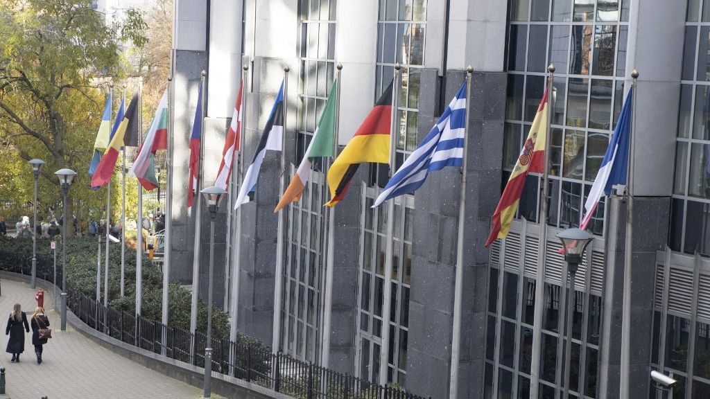 Az összes uniós tagállam zászlaja lobog az EP épülete előtt Brüsszelben (Belgium) 2024. november 20-án Fotó: SIAVOSH HOSSEINI / NurPhoto