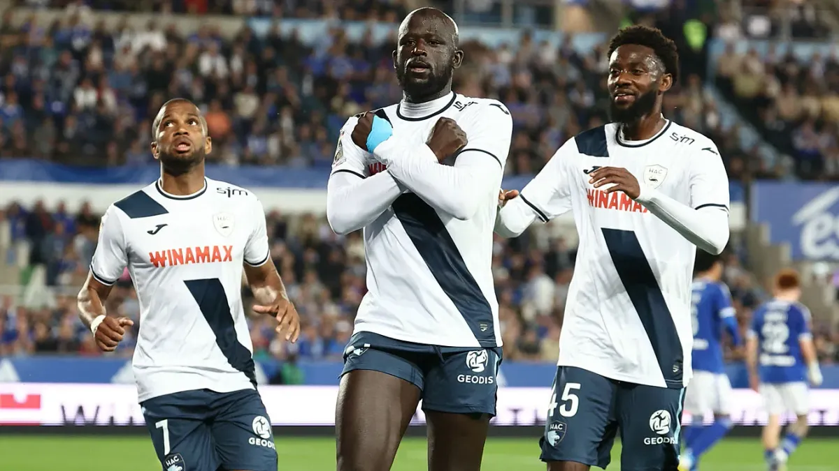 Abdoulaye Touré (középen) két tizenegyessel segítette bennmaradni a Le Havre-t; balra Loic Nego (Fotó: AFP)
