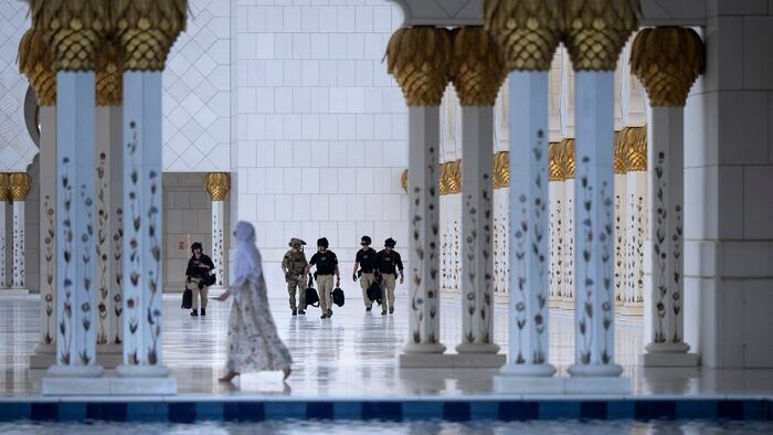 Donald Trump amerikai elnök körbejárja a Sejk Zayed nagymecsetet 2025. május 15-én.