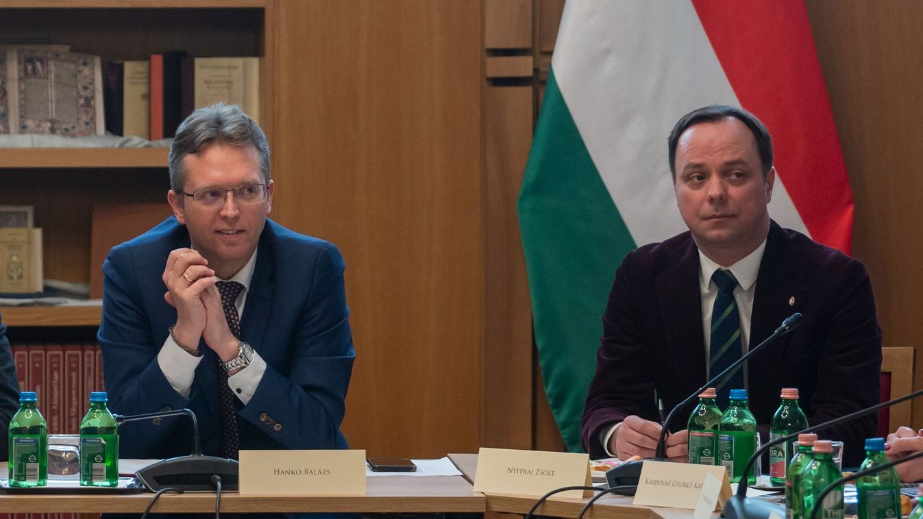 Budapest, 2025. február 10.
Hankó Balázs kulturális és innovációs miniszter (k), Nyitrai Zsolt, a miniszterelnök főtanácsadója (j2), Kardosné Gyurkó Katalin generációk közötti együttműködés segítéséért felelős miniszteri biztos (j), Zsigó Róbert, a Kultur