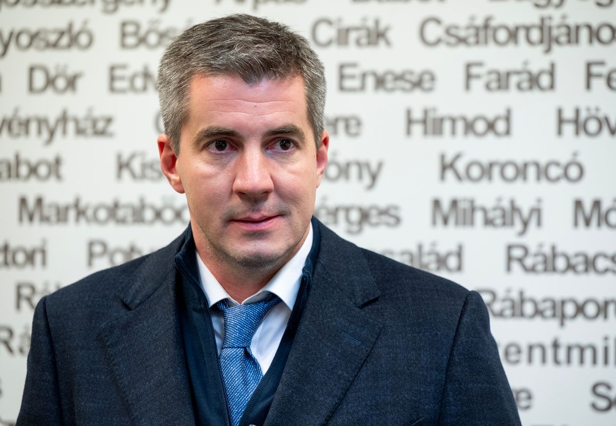 Csorna, 2024. december 3.
Kocsis Máté, a Fidesz parlamenti frakcióvezetője sajtótájékoztatót tart a Magyarország meg tudja csinálni! elnevezésű nemzeti konzultációval kapcsolatos országjárás csornai csornai állomásán tartott sajtótájékoztatón, az Arany János Egységes Gyógypedagógiai Módszertani Intézményben rendezett lakossági fórum előtt 2024. december 3-án.
MTI/Krizsán Csaba