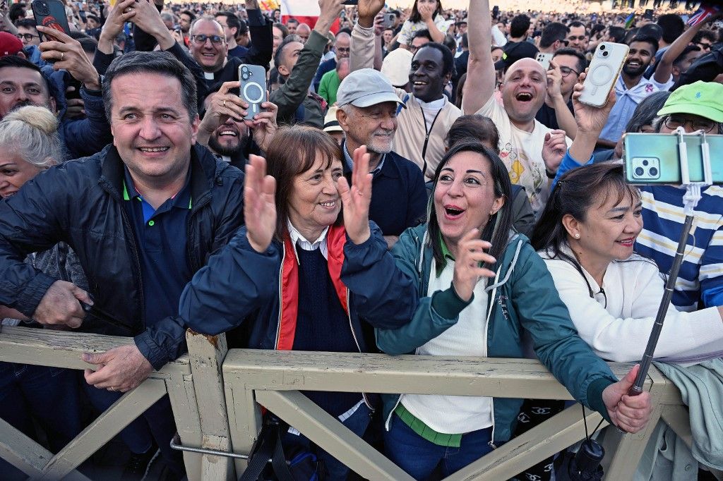 A pápa megválasztását ünneplik az emberek (Fotó: AFP)